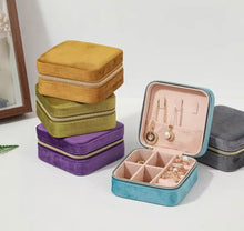 Load image into Gallery viewer, Square Velvet Travel Jewellery Case
