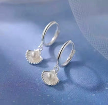 Load image into Gallery viewer, Pearl Shell Huggie Earrings