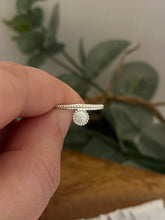 Load image into Gallery viewer, Dotted Circle Opal Ring