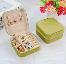 Load image into Gallery viewer, Square Velvet Travel Jewellery Case
