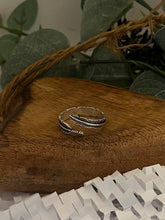 Load image into Gallery viewer, Oxidised Feather Ring
