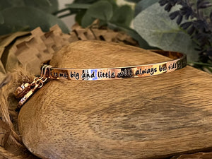 Lisa Angel Meaningful Words Bangle ‘Sisters’ Rose Gold