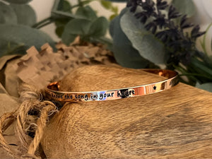 Lisa Angel Meaningful Words Bangle ‘Friends’ Rose Gold