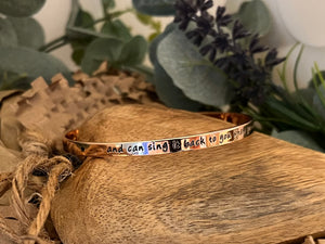 Lisa Angel Meaningful Words Bangle ‘Friends’ Rose Gold