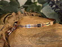 Load image into Gallery viewer, Lisa Angel Meaningful Words Bangle ‘Sisters’ Rose Gold
