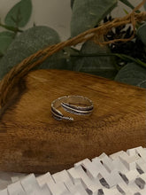 Load image into Gallery viewer, Oxidised Feather Ring
